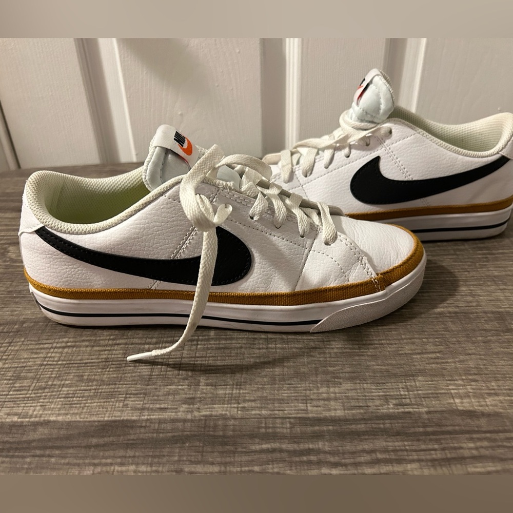 Women’s Nike shoes size 8 1/2 very good condition